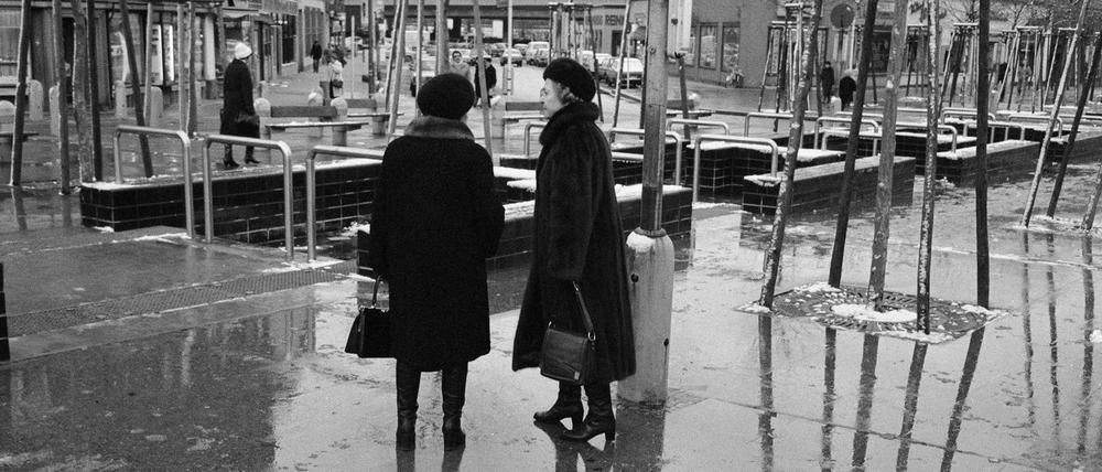 Plausch im Pelzmantel. Zwei West-Berliner Damen