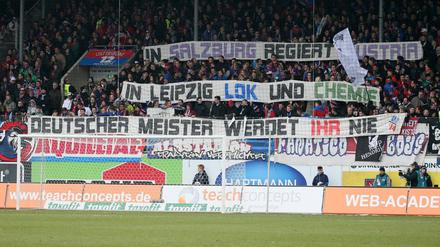 Umstrittener Zweitligist: Dieses Plakat gehört noch zu den "freundlicheren" der Protestbewegung gegen RB Leipzig.