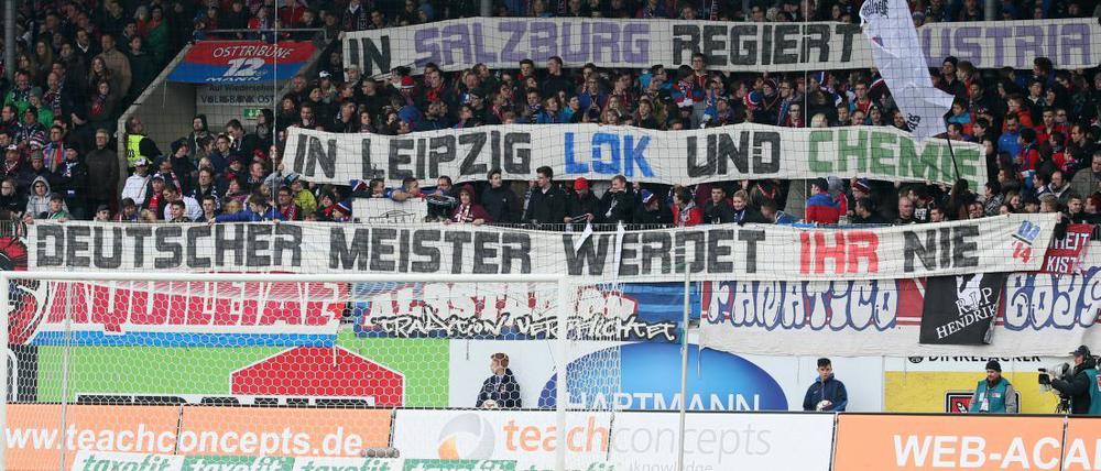 Umstrittener Zweitligist: Dieses Plakat gehört noch zu den "freundlicheren" der Protestbewegung gegen RB Leipzig.