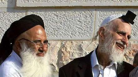 Ein Imam und ein Rabbi geben sich die Hand (Archivbild).