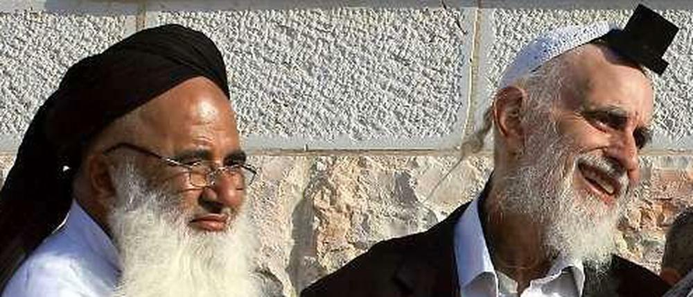 Ein Imam und ein Rabbi geben sich die Hand (Archivbild). 