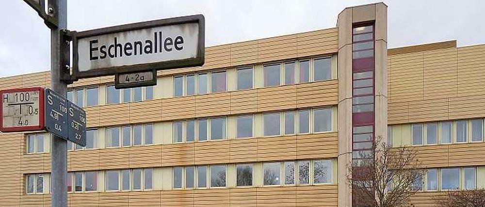 Go West. Im Januar schloss die Psychiatrieklinik an der Eschenallee, 500 Flüchtlinge sollen dort einziehen. Einen Betreiber gab es, doch der kam bisher nicht zum Zuge.