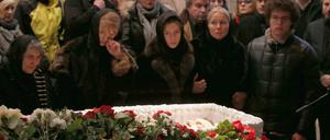 Trauernde am Sarg des ermordeten Kremlkritikers Boris Nemzow in Moskau