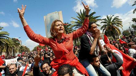 Emna Menif bei einer Demonstration im April 2012 aus Anlass des Martyrertages auf der Avenue Bourguiba im Herzen von Tunis. Sie ist eine der profilierten Bürgerrechtlerinnen des Landes.