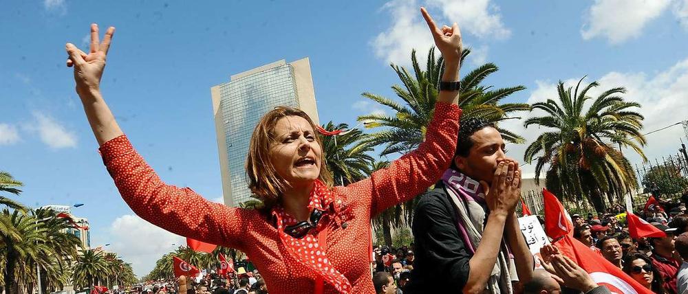 Emna Menif bei einer Demonstration im April 2012 aus Anlass des Martyrertages auf der Avenue Bourguiba im Herzen von Tunis. Sie ist eine der profilierten Bürgerrechtlerinnen des Landes.