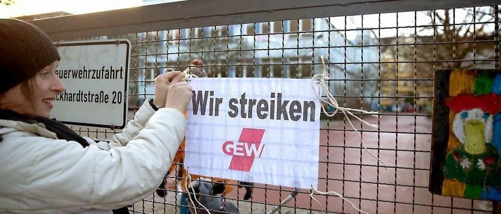 Wie hier an der Fläming-Grundschule haben am Dienstag zahlreiche angestellte Lehrer in Berlin die Arbeit niedergelegt.