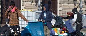 Flüchtlinge und ihre Unterstützer räumen das Lager vor der Semperoper in Dresden.