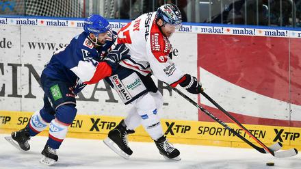 Verbissener Kampf. Eisbär Matt Foy behauptet den Puck gegen Christopher Fischer.