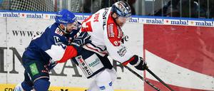 Verbissener Kampf. Eisbär Matt Foy behauptet den Puck gegen Christopher Fischer.