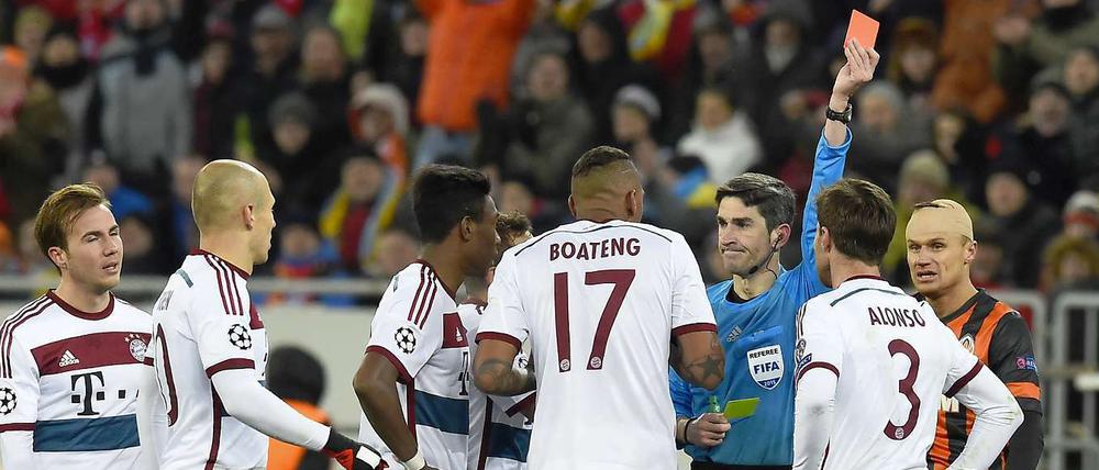 Xabi Alonso (3) sieht erst die gelbe und dann die rote Karte und muss deshalb vorzeitig vom Platz. 