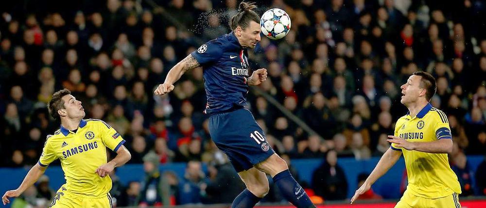 Helden der Arbeit. Zlatan Ibrahimovic (am Ball) und John Terry (r.)