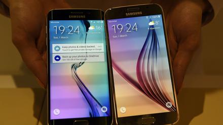 Das Samsung Galaxy S6 Edge (links) verfügt an beiden Seiten über abgerundete Ecken, die allerdings nichts so stark ausfallen wie zuvor beim Note Edge. Das Galaxy S6 ist ansonsten technisch baugleich zum Edge. 