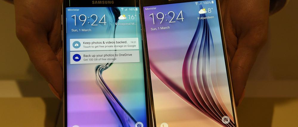 Das Samsung Galaxy S6 Edge (links) verfügt an beiden Seiten über abgerundete Ecken, die allerdings nichts so stark ausfallen wie zuvor beim Note Edge. Das Galaxy S6 ist ansonsten technisch baugleich zum Edge.