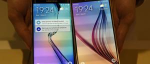 Das Samsung Galaxy S6 Edge (links) verfügt an beiden Seiten über abgerundete Ecken, die allerdings nichts so stark ausfallen wie zuvor beim Note Edge. Das Galaxy S6 ist ansonsten technisch baugleich zum Edge. 
