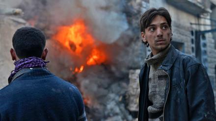Bewohner der syrischen Stadt Aleppo nach einem Luftangriff von Regierungstruppen
