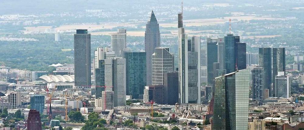 Hoch über Frankfurt am Main liegen die Führungsetagen der deutschen Banken.