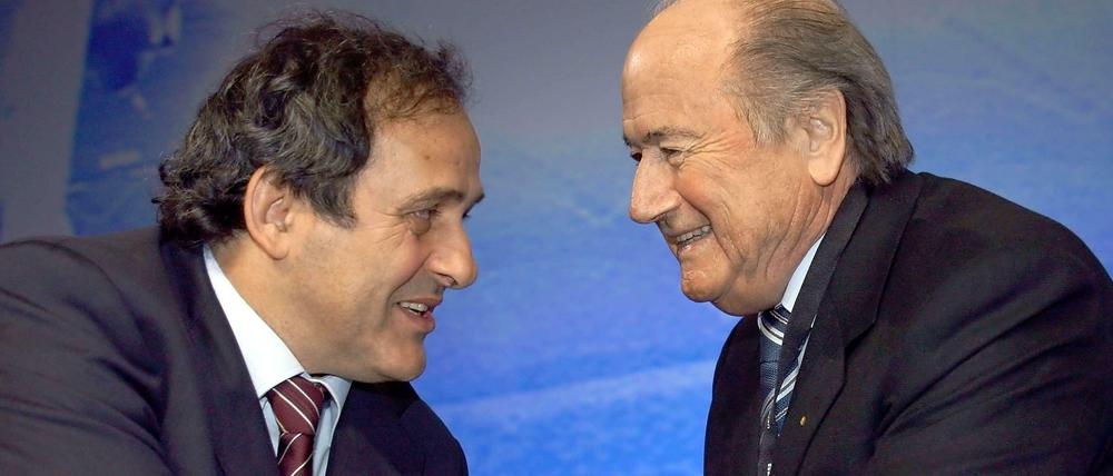 UEFA-Chef Michel Platini und FIFA-Chef Sepp Blatter schütteln sich die Hände