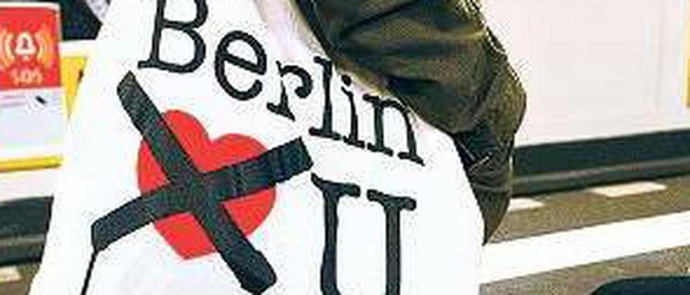 Die Lebenswelt der Hipster kopieren. Eine Frau in einer Kreuzberger U-Bahn-Station trägt eine unter Hipstern verbreitete Stofftasche. Nazis imitieren zunehmend diesen Stil.