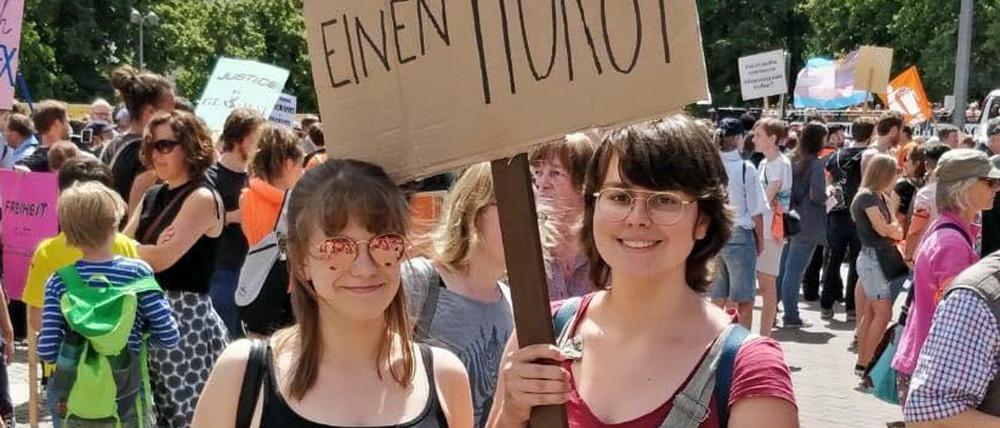 Tausende Menschen demonstrieren in Berlin gegen die Asylpolitik der EU und Innenminister Horst Seehofer. 