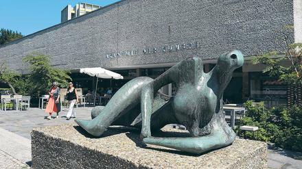 Henry Moores „Liegende“ vor der Akademie der Künste ist auch Gegenstück zu den pathetisch gereckten Männerfiguren der NS-Bildhauer. 
