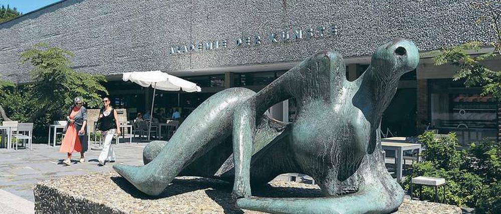 Henry Moores „Liegende“ vor der Akademie der Künste ist auch Gegenstück zu den pathetisch gereckten Männerfiguren der NS-Bildhauer.