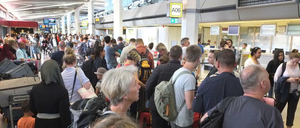 Berlin, erstes Wochenende des Ferienreiseverkehrs am Flughafen Tegel