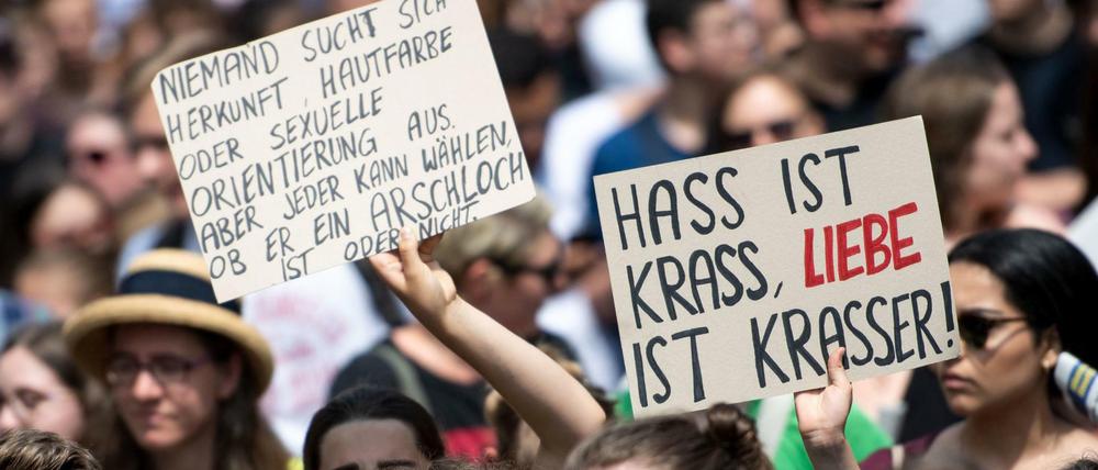 25 Jahre nach dem rassistischen Brandanschlag von Solingen demonstrieren Schüler im Mai 2018. 