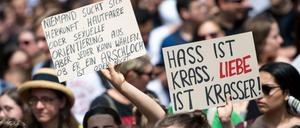 25 Jahre nach dem rassistischen Brandanschlag von Solingen demonstrieren Schüler im Mai 2018. 