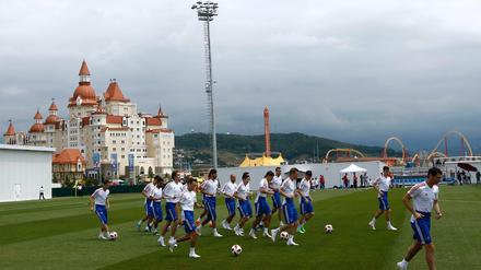 Die russische Mannschaft trainiert vor dem Viertelfinale gegen Kroatien in Sotschi. 