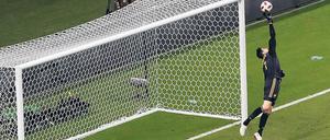 Spielverderber. Neymars letzter Versuch gegen Belgien wäre wohl im Winkel gelandet – dann flog Thibaut Courtois.