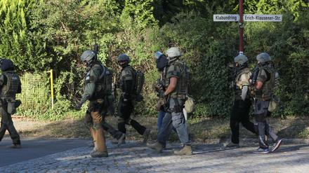 SEK-Beamte durchsuchen eine Wohnsiedlung in Blankenfelde.