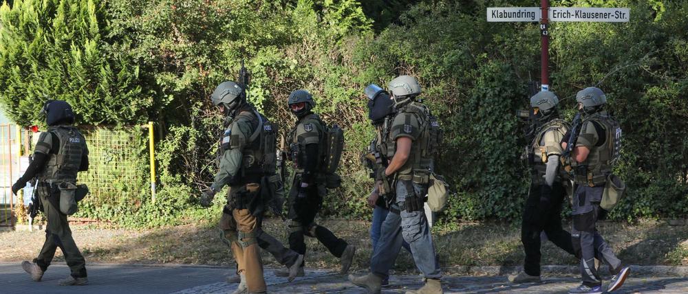 SEK-Beamte durchsuchen eine Wohnsiedlung in Blankenfelde.