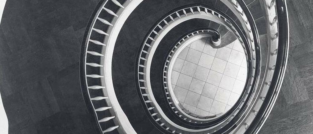 Stiller Moment. Treppenhaus in der Potsdamer Burggrafenstraße 18 (heute Gutenbergstraße), entstanden 1941.