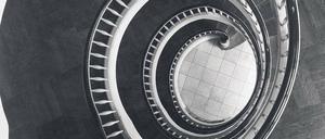 Stiller Moment. Treppenhaus in der Potsdamer Burggrafenstraße 18 (heute Gutenbergstraße), entstanden 1941.