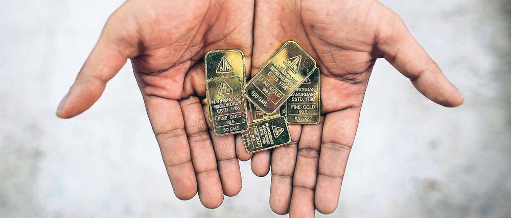 Mit vollen Händen. Nachdem die US-Notenbank Fed die Straffung der Geldpolitik verschoben hat, verteuert sich das Edelmetall wieder. Foto: Reuters/Danish Siddiqui