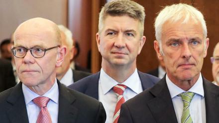 Der - beurlaubte - VW-Generalbevollmächtigte Thomas Steg (l-r), Ulrich Eichhorn, Leiter des Konzernbereichs Forschung und Entwicklung bei Volkswagen und der VW-Vorstandsvorsitzende Matthias Müller. 