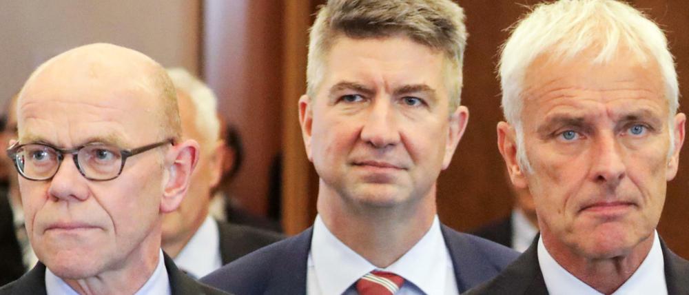 Der - beurlaubte - VW-Generalbevollmächtigte Thomas Steg (l-r), Ulrich Eichhorn, Leiter des Konzernbereichs Forschung und Entwicklung bei Volkswagen und der VW-Vorstandsvorsitzende Matthias Müller.