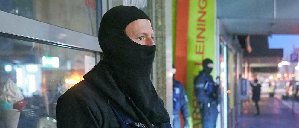 Vermummte Beamte der Bereitschaftspolizei und des Spezialeinsatzkommandos (SEK) (Archiv).