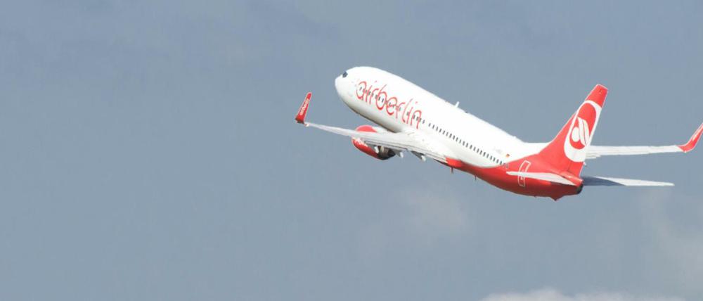 Ein Flugzeug von Air Berlin startet 2013 auf dem Flughafen Berlin Tegel.