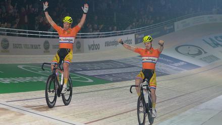 Die Niederländer Yoeri Havik (r.) und Wim Stroetinga jubeln über den Sieg im Berliner Velodrom. 