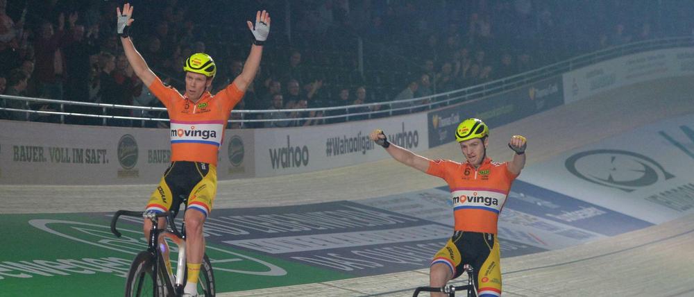 Die Niederländer Yoeri Havik (r.) und Wim Stroetinga jubeln über den Sieg im Berliner Velodrom. 