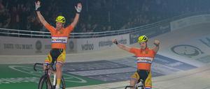 Die Niederländer Yoeri Havik (r.) und Wim Stroetinga jubeln über den Sieg im Berliner Velodrom. 
