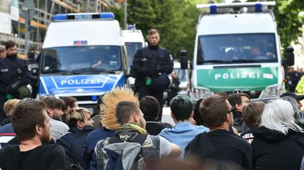 Menschen sitzen auf der Straße und verhindern so den Weiterzug der «Identitären Bewegung». 