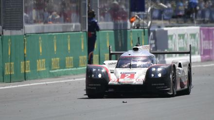 Timo Bernhard beim Überqueren der Ziellinie in Le Mans.