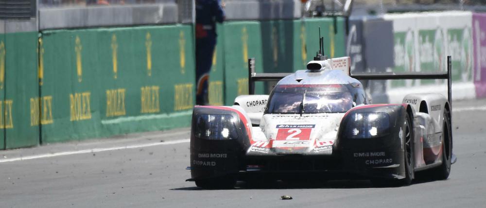Timo Bernhard beim Überqueren der Ziellinie in Le Mans.