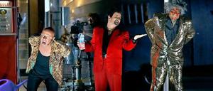 Eine Tankstelle und ein Motel an der Route 66: "Ring"-Regisseur Frank Castorf sagt: Erdöl ist das neue Gold und lässt "Das Rheingold" in Amerika spielen. Probenszene mit Martin Winkler (Alberich), Norbert Ernst (Loge) und Burkhard Ulrich (Mime). Am Freitag ist in Bayreuht Premiere. 