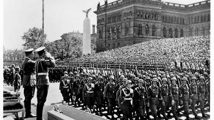 Aufmarsch. Der Prinzregent von Jugoslawien wird 1939 von den Nazis vor dem Hauptgebäude der TH Berlin in Charlottenburg empfangen. Vor dem Gebäude - 1943 im Krieg zerstört - hielten die Nazi gerne Paraden ab. Nach dem Krieg wurde an dem Ort das TU-Hauptgebäude errichtet.