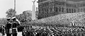 Aufmarsch. Der Prinzregent von Jugoslawien wird 1939 von den Nazis vor dem Hauptgebäude der TH Berlin in Charlottenburg empfangen. Vor dem Gebäude - 1943 im Krieg zerstört - hielten die Nazi gerne Paraden ab. Nach dem Krieg wurde an dem Ort das TU-Hauptgebäude errichtet.