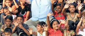 MITTENDRIN. Schauspieler Rainer Hunold, 63, aus Frohnau ist auch Bildhauer, Familienvater und Botschafter für die SOS-Kinderdörfer.