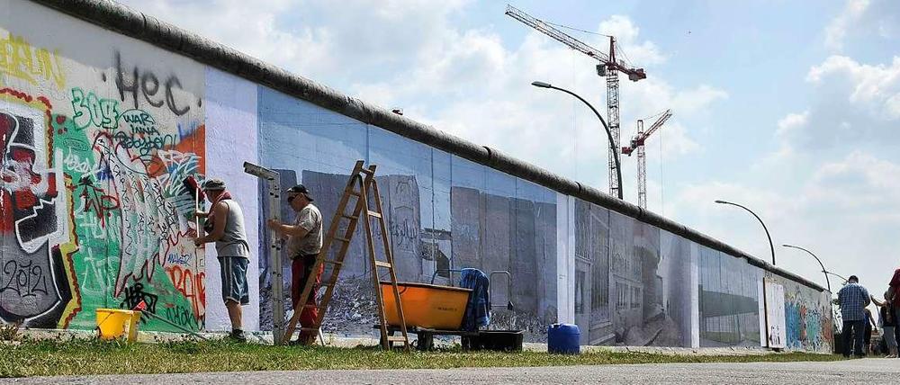 Seit Dienstag kleben 36 seiner Fotografien an der Rückseite der East Side Gallery...
